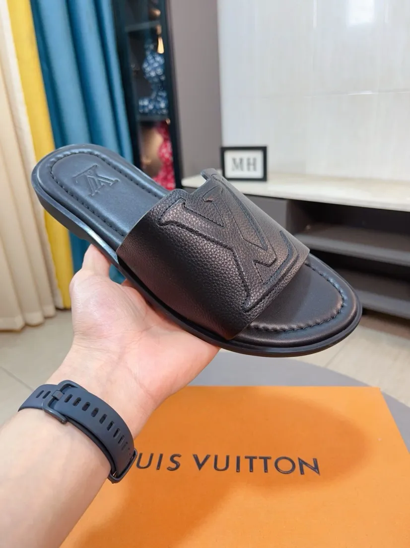 Men's shoes 💰300🌸🌸LV Ordinary men's spring and summer slippers, uppers imported from Italy, cowhide fabric, logo graphics, high-quality craftsmanship, soles: original soles specially provided by the original factory, exclusive movable molded soles super comfortable, original factory single goods, 🔍🔍high quality, you can enter and exit the counter at will, welcome to compare, size 38-45